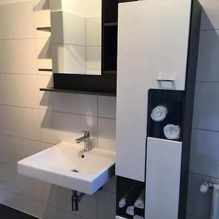 Sehr Schönes Und Möbliertes